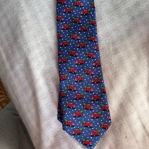 Really cute vineyard vines Christmas tie